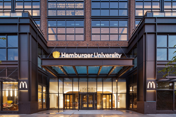麥當勞將新的企業命名為「漢堡大學」。
