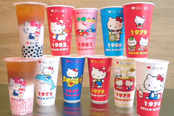 9款Hello Kitty典藏年份圖紙杯、Hello Kitty45週年主圖塑膠杯。(圖截自／清心福全官方影片)