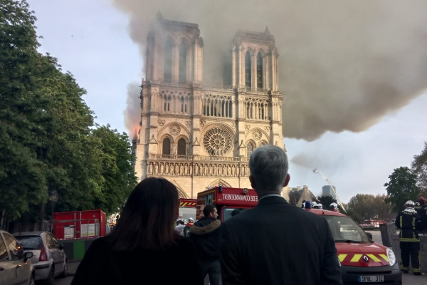 巴黎聖母院遭祝融肆虐。 (圖／twitter_Anne Hidalgo)