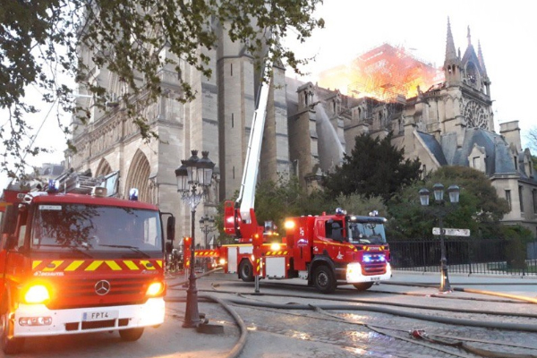 巴黎警消們合力搶救這850年歷史的美麗教堂。 (圖／twitter_Pompiers de Paris)