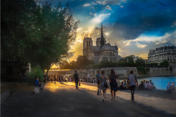 佇立於塞納河畔850年歷史的美麗建築，巴黎聖母院。 (圖／twitter_Paris)