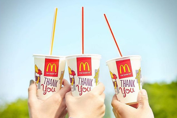 麥當勞也在日前宣布取消供應塑膠吸管，一起響應減塑政策。
