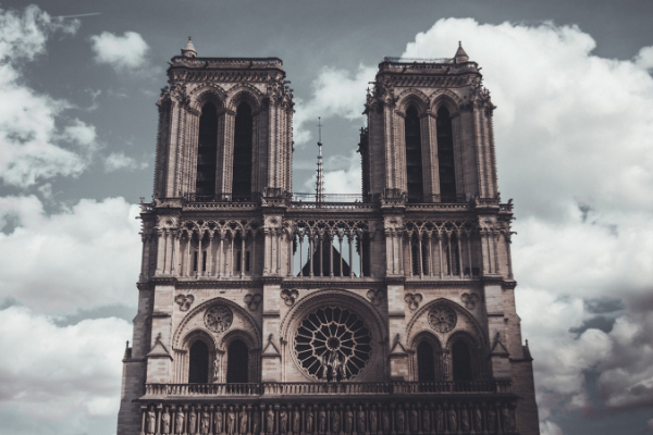 巴黎聖母院已有850年的歷史。 (圖／Unsplash)