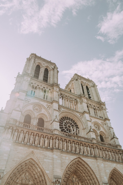 巴黎聖母院美麗的倩影。 (圖／Unsplash)