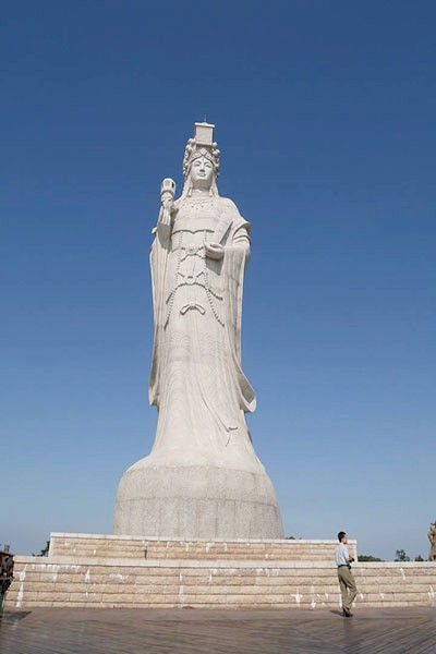 媽祖神像可以眺望整個海港，宛如守護著馬祖列島一般(圖／馬祖卡蹓趣)