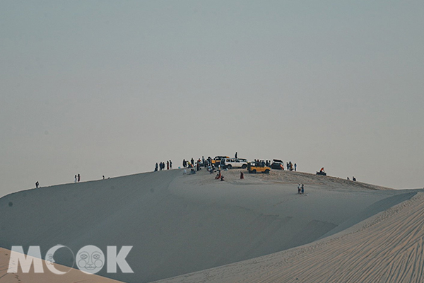 因沙丘地處位置較偏僻，旅人們通常都會承租當地司機與車輛前往。