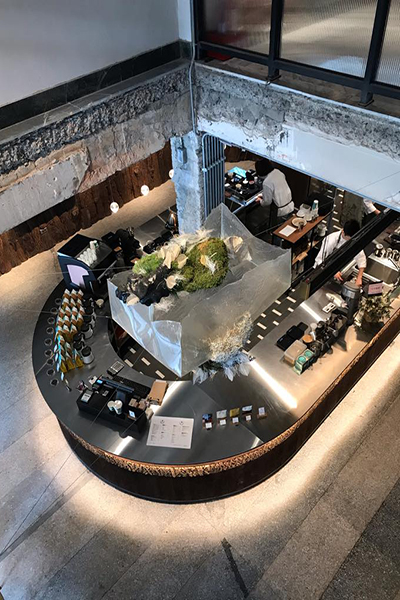 興波咖啡的吧檯位在一樓正中央(圖／Simple Kaffa Flagship興波咖啡旗艦店)