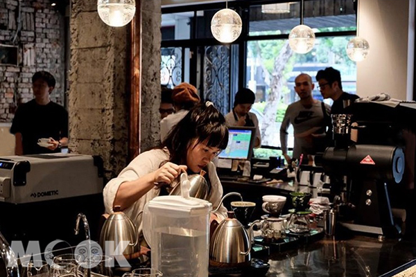 興波咖啡主打手沖咖啡，店內也有販售咖啡豆(圖／hazel.hd，以下同)
