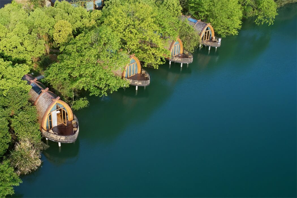 建於江畔湖面西側的船屋酒店。