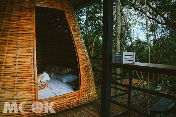 大象森林保護區飯店設有多個豪華帳篷，優美的山景及湖景就在眼前。