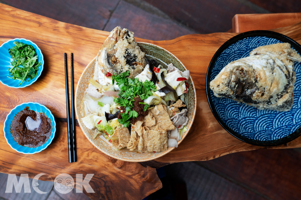 Netflix原創紀錄片《世界小吃》，台灣嘉義知名料理達人林聰明沙鍋魚頭也入列。 (圖／Netflix，以下同）