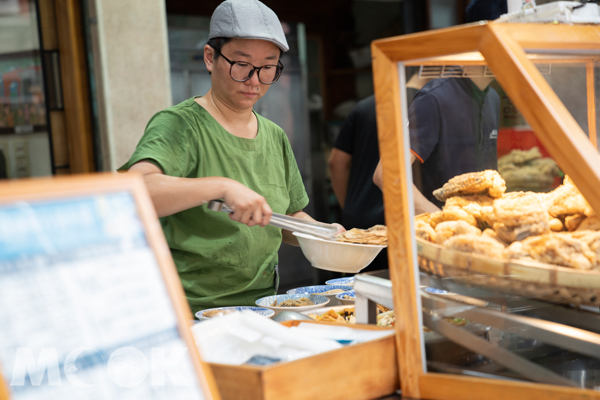 Netflix原創紀錄片《世界小吃》，台灣嘉義知名料理達人林聰明沙鍋魚頭也入列。