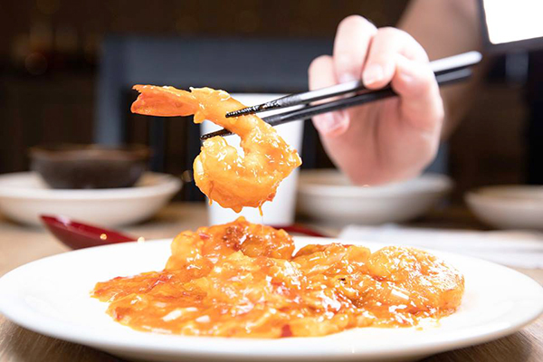台北首店菜單有33道日式中華料理，圖為乾燒起司蝦仁。