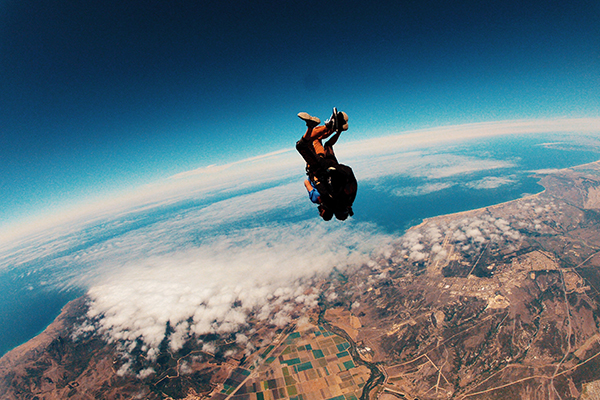 從一萬呎高空俯看地球，享受地心引力的作用。 (圖／Muzammil Soorma_Unsplash)