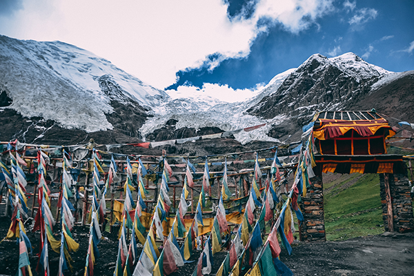 西藏不僅有豐富的藏傳佛教文化更擁有壯觀的自然景觀。 (圖／Daniele Salutari_Unsplash)