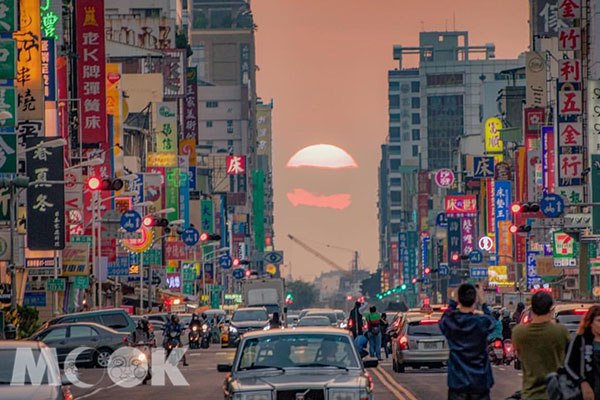 高雄青年路暴紅的懸日美景，在台北的峨眉街和忠孝東西路出現，加起來連續八天。(圖／wei15482)。