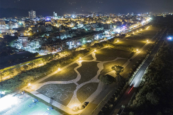 改造後的東勢河濱公園在夜間更加浪漫。 （圖／台中市政府)