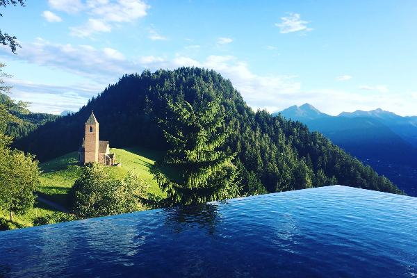旅人們能在無邊際泳池裡飽覽阿爾卑斯山的壯闊風景。 (圖／Miramonti Boutique Hotel，以下同)