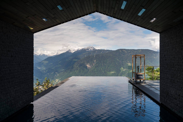 酒店內的無邊際泳池，能眺望遠方的山脈雪景。