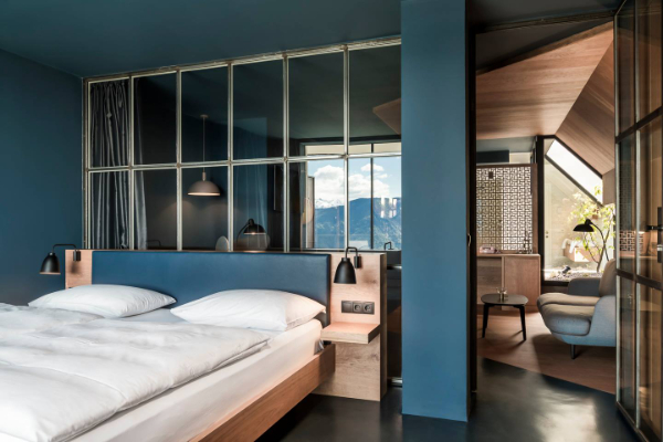 酒店的床都面向戶外，一醒來就彷彿走入阿爾卑斯山脈裡。