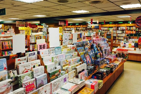 重慶南路建宏書局營業45年貼處告示，感謝所有讀者的支持。