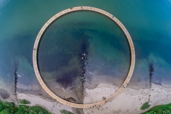 由空拍可看見無限之橋是正圓形。
