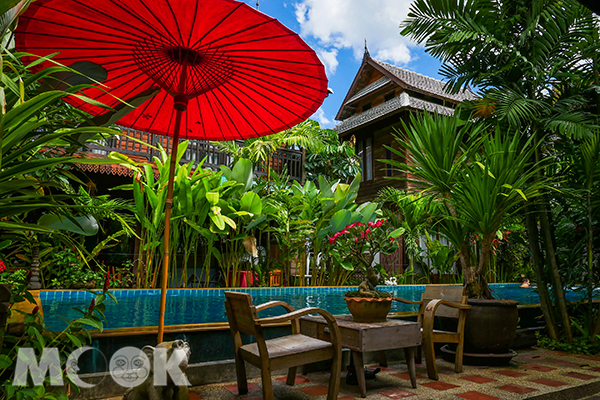 「清邁恆考度假飯店」即位在湄賓河旁，以蘭納風格為概念。