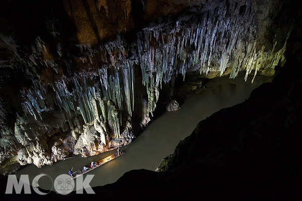 天然古洞穴Tham Lot。
