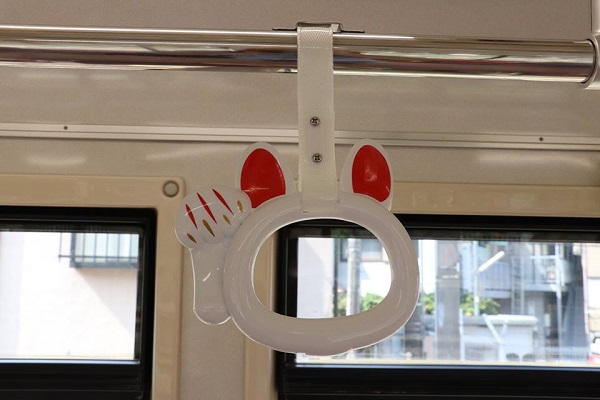招福貓電車內吊環成貓型設計，十分可愛。(圖/東急電鐵)