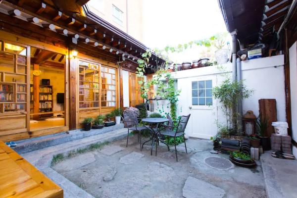 溫馨的韓式庭院，好天氣三五好友於此聊天超對味。