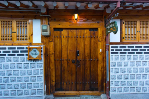 傳統韓屋連大門都是原木製成。