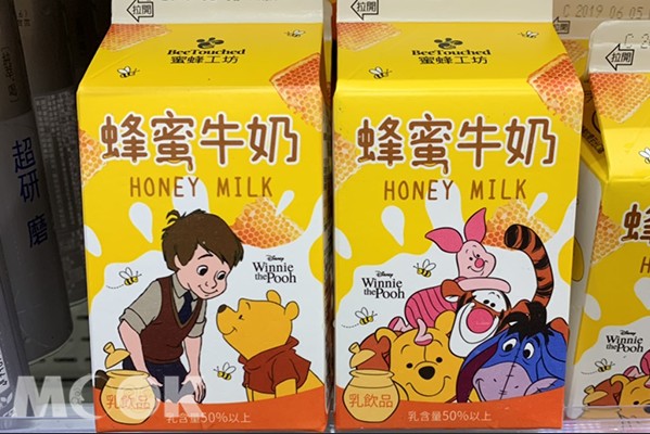蜜蜂工坊推出的小熊維尼蜂蜜牛奶推出第二版「團員版」。(圖／MOOK景點家張盈盈)