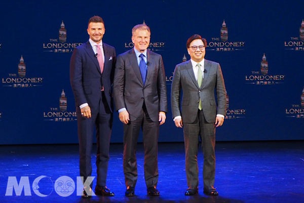 右邊為金沙中國的總裁，中間為拉斯維加斯金沙總裁，左邊為貝克漢。