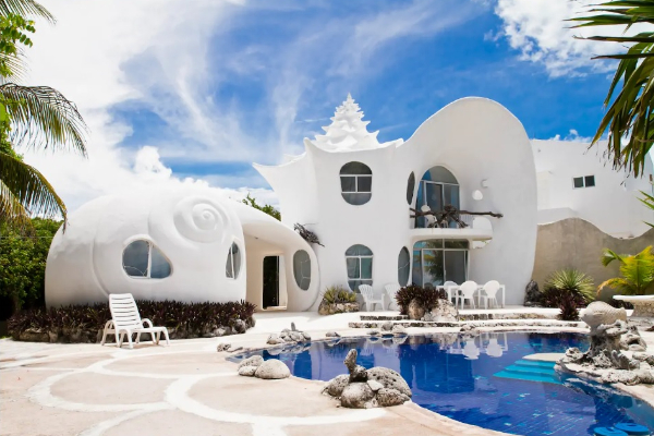VILLA純白系的貝殼造型外觀。 (圖／Casa Caracol_Airbnb，以下同)