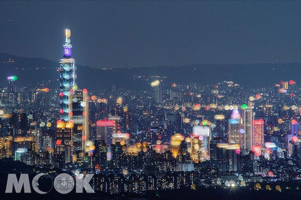 台北市的繁華夜色。 (圖／wei15482)