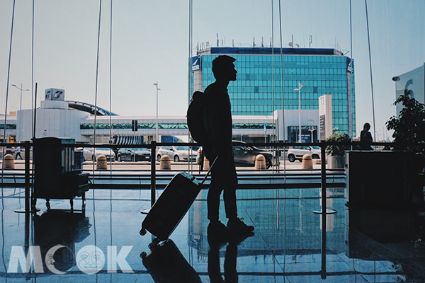 獨自旅行自己拖著自己的行李移動也是一幅旅行風景。 (圖／murphybj4)