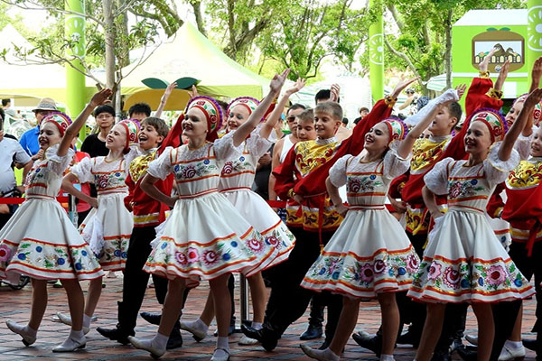 各國民俗舞蹈團隊表演。