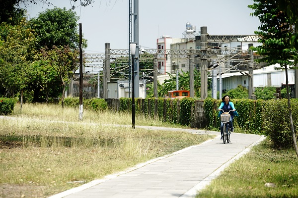 騎車遊大樹享受悠哉步調。