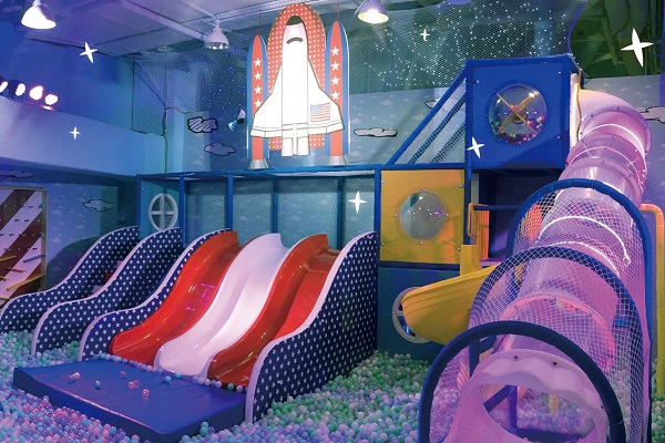 2019年是史努比與NASA合作登月50週年，特別打造太空溜滑梯主題球池區。（圖／SNOOPY PLAY CENTER）