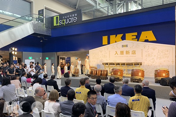 IKEA宜家家居新店店開幕記者會於5月16日上午10點展開，人潮也陸續湧入捷運站連通口。(圖／MOOK景點家廖維仁，以下同)