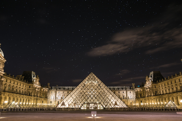 舉世聞名的法國巴黎羅浮宮金字塔。 (圖／Uriel Soberanes_Unsplash)