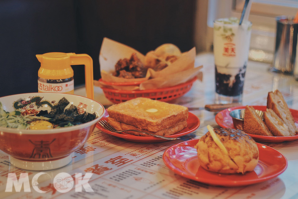 混合港、泰、韓三式的茶餐廳美食，每樣都超好吃。  (圖／MOOK景點家廖維仁)
