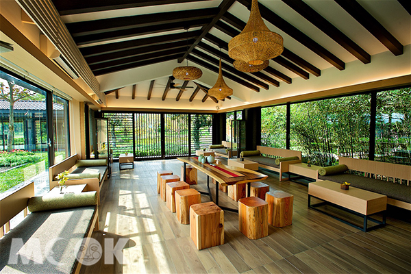 東方意境英式下午茶「Tea Gallery」茶房 在這一片香草綠野間，型塑天然窗景竹林畫作。