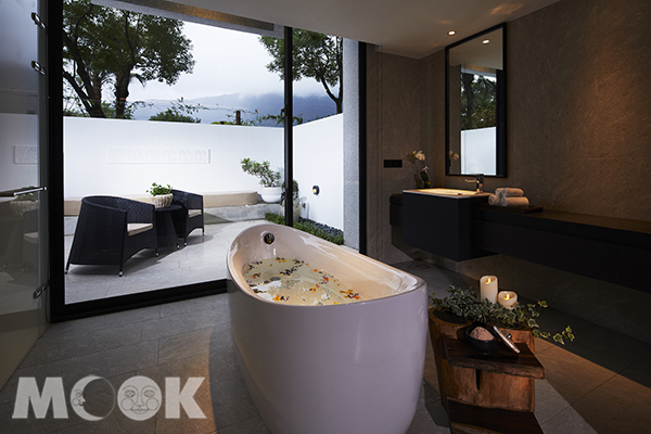 精選法國名設計師設計頂級衛浴設備，以及業界首創獨一無二的有機香草芳療空間。