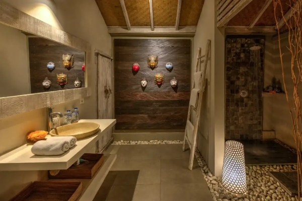 半戶外式的淋浴間，富有印尼當地傳統風格。