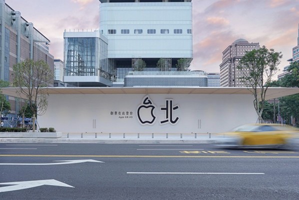 台灣第二家蘋果直營店，也是首全台首間蘋果旗艦店落腳於信義區，後方即為遠東A13。(圖／APPLE)