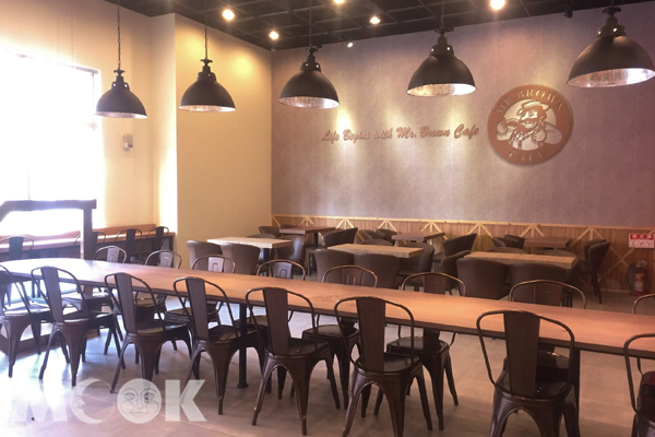「伯朗咖啡館」華泰名品城門市，以寬敞明亮的空間受到家庭遊客的青睞。