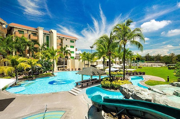 克拉克島上有許多休閒風滿溢的度假飯店，也提供會議、宴會之用。（圖／維多斯賭場旅館 (Widus Hotel and Casino)）