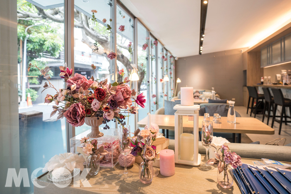 玫瑰花懸掛於光復店大片落地窗，陽光灑落打造浪漫繽紛午茶氣氛。