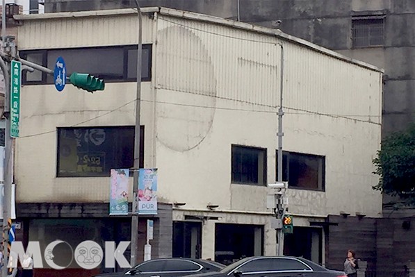 「最醜星巴克」南港三重門市外的星巴克招牌已經拆下。(圖／MOOK景點家街拍組)